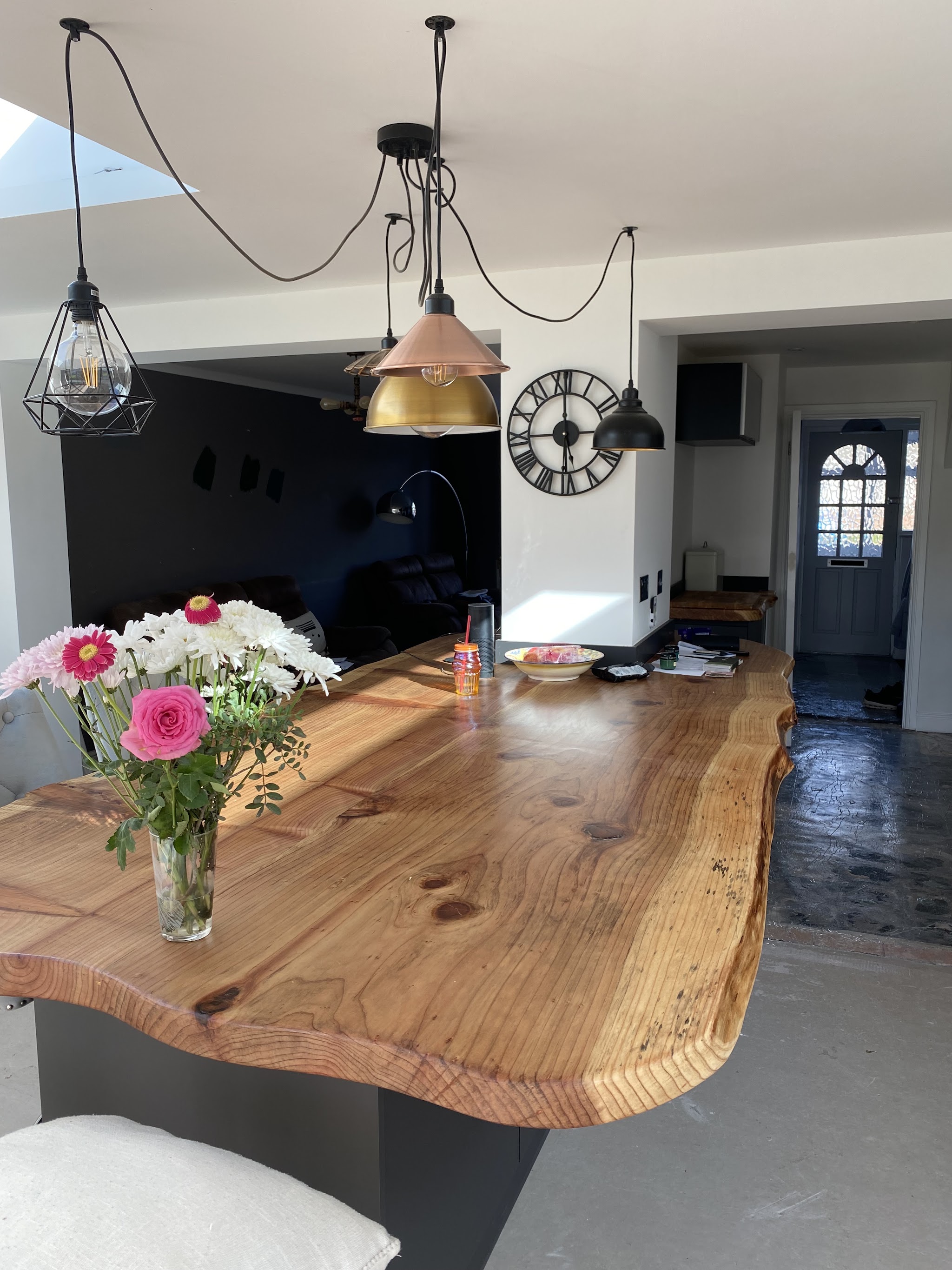 Live-edge oak worktop and pendant lighting