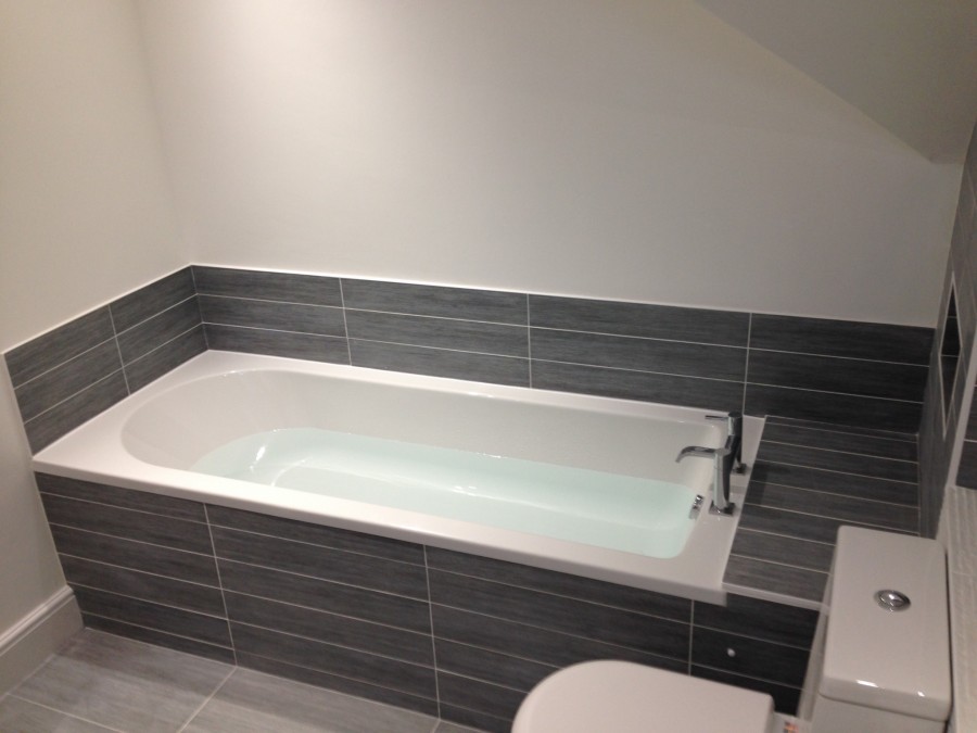 Bath with grey plank tiles
