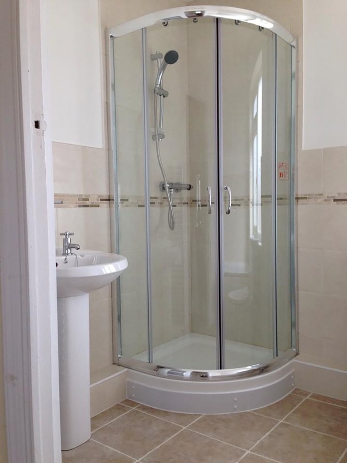 Quadrant shower enclosure