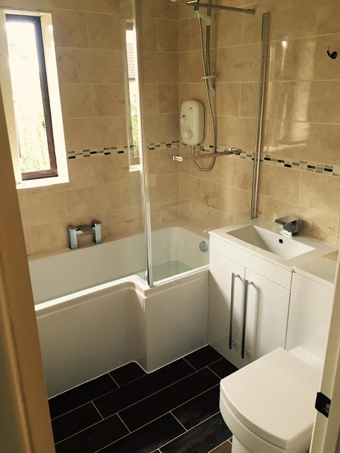P-shaped shower bath with stone-effect tiles
